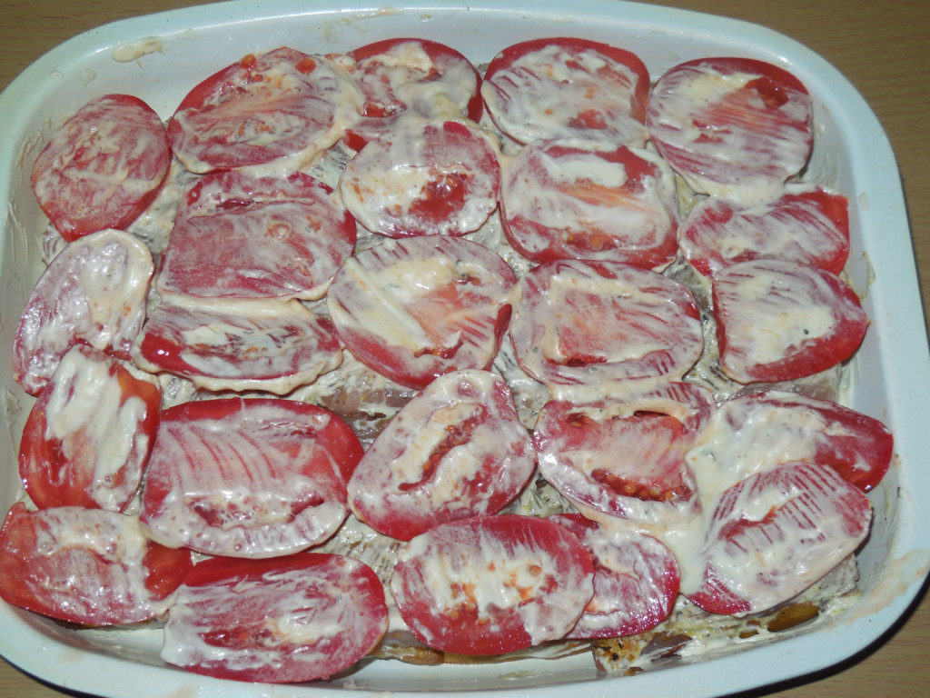 Баклажани запечені з м'ясом, помідорами і сиром