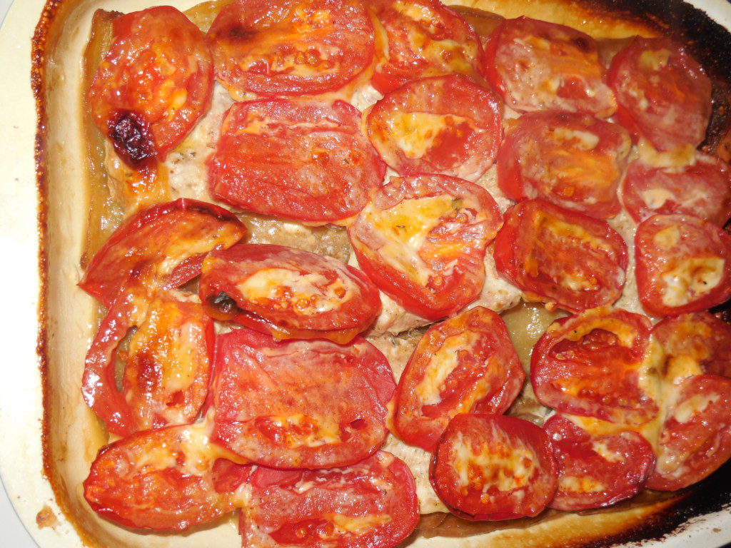 Баклажани запечені з м'ясом, помідорами і сиром