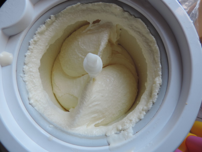 Домашнє молочне морозиво на жовтках з крохмалем