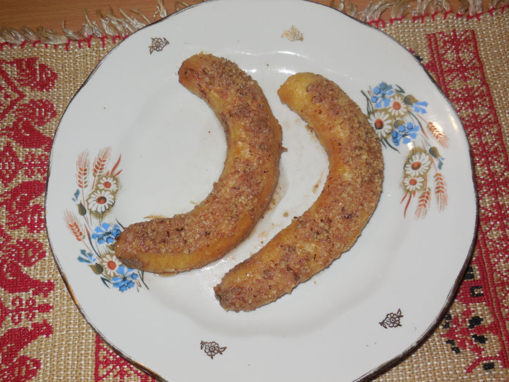 Банани печені в духовці з горіхами і цукром