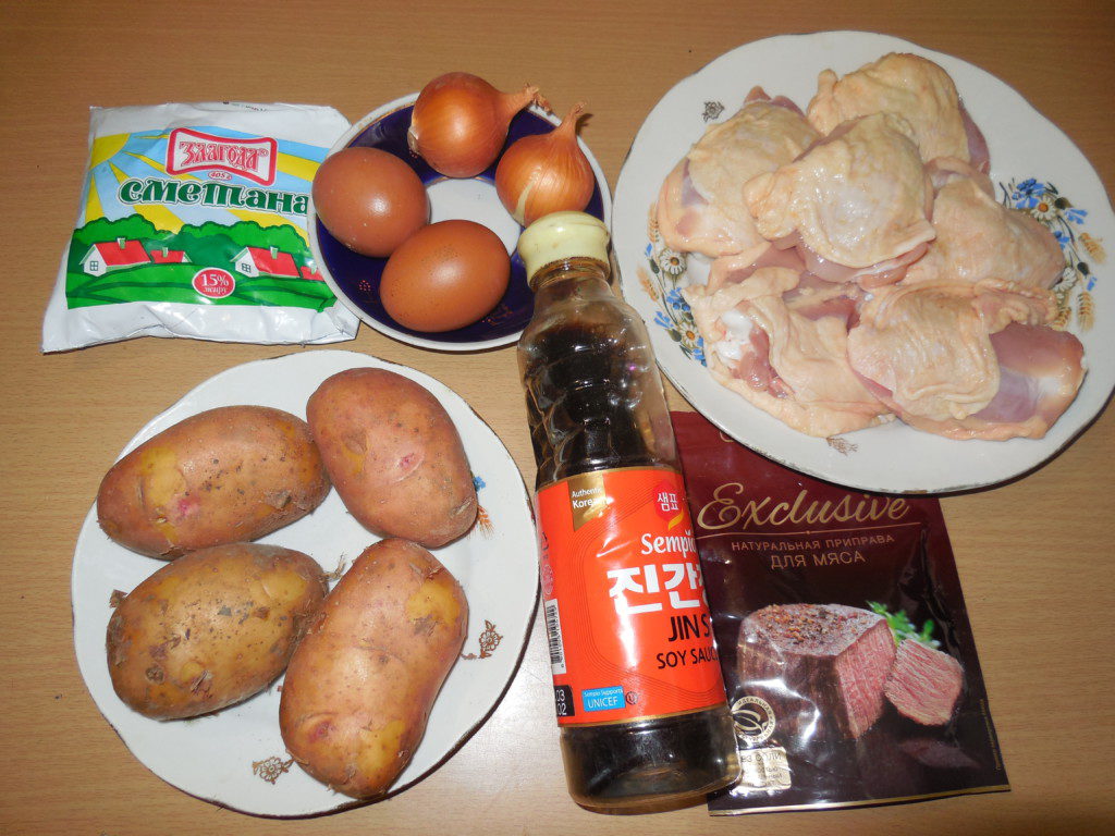 Картопля з курячими стегнами під сметанним соусом запечена в духовці