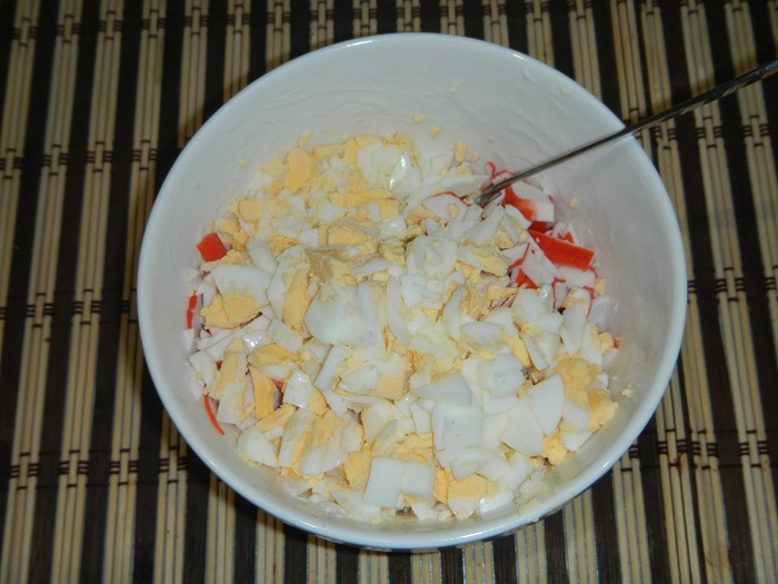 Простий і дуже смачний салат з кальмарами, крабовими паличками і червоною ікрою