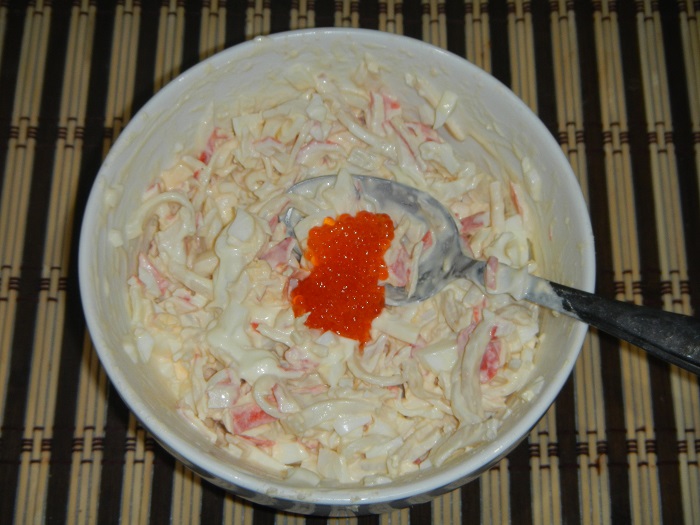 Простий і дуже смачний салат з кальмарами, крабовими паличками і червоною ікрою