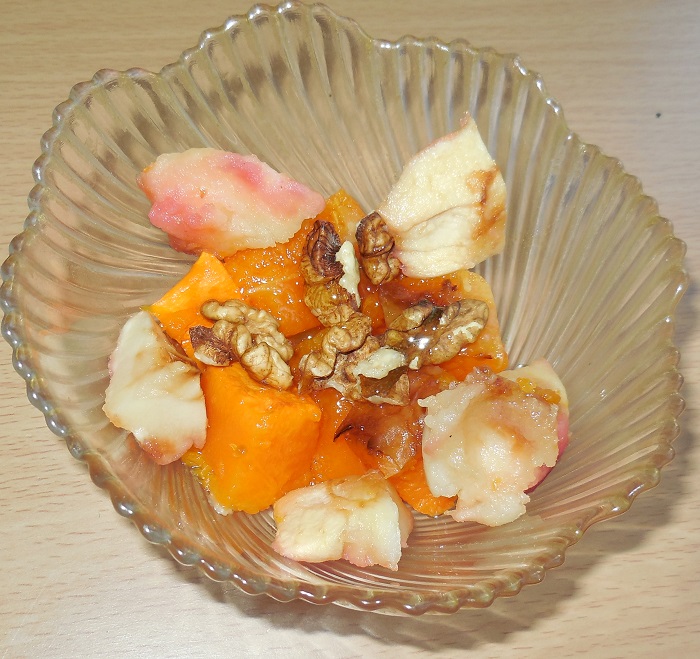 Медовий десерт із запеченої гарбуза, яблук і горіхів