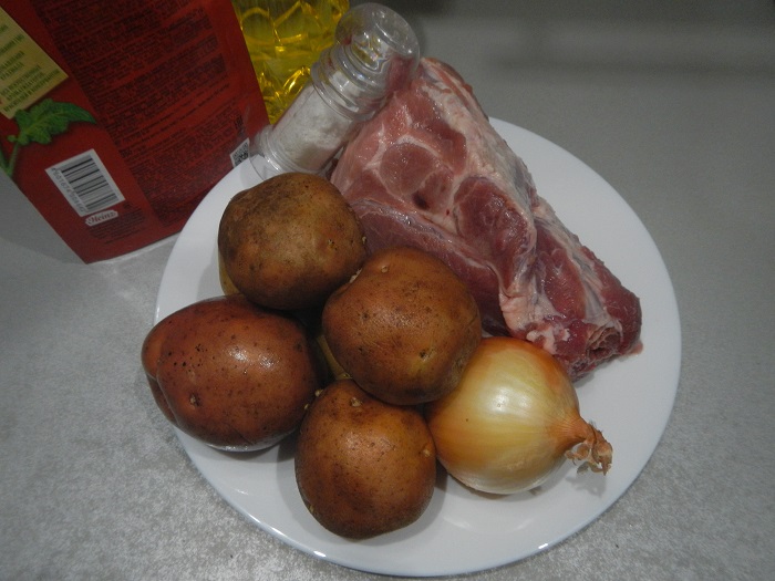 Тушкована картопля з м'ясом в мультиварці, в каструлі і на багатті