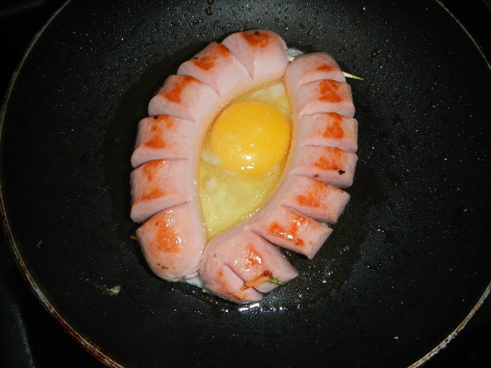 красива яєчня з сосискою у вигляді човника на сніданок