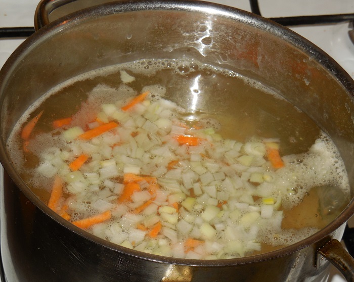 Пельменний суп з овочами