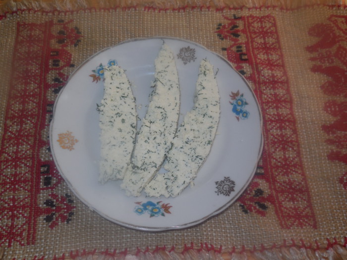 Домашній плавлений сир з сиру з кропом