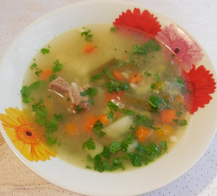 Смачний овочевий суп з м'ясом, замороженим зеленим горошком і стручкової квасолею в мультиварці