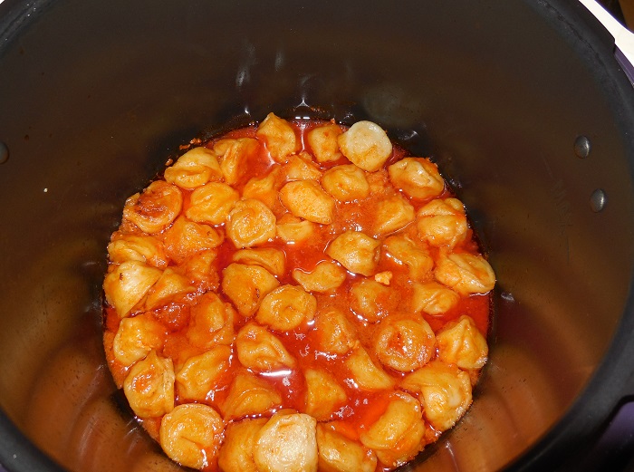 Пельмені в мультиварці тушковані в соусі зі сметани і томату