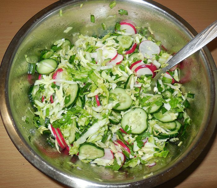 Легкий і смачний весняний салат з капусти, редису та огірків без майонезу