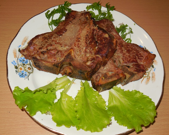 Смачний і соковитий стейк з яловичини або свинини Ті бон