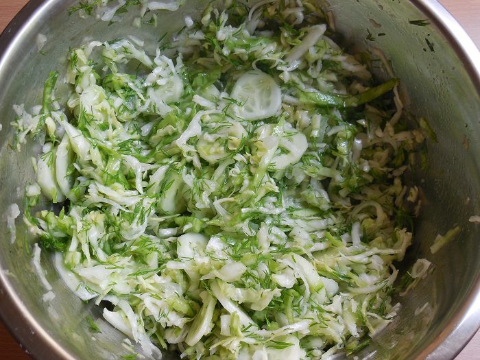 Смачний салат з молодої капусти з огірками