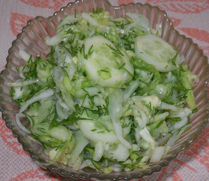 Смачний салат з молодої капусти з огірками