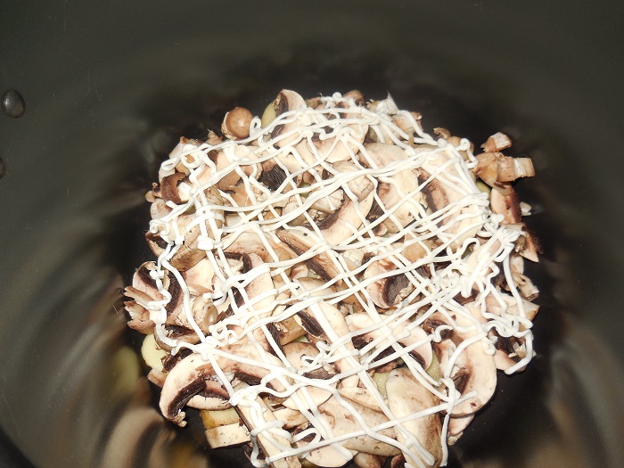 Смачна овочева запіканка з грибами і картоплею в мультиварці