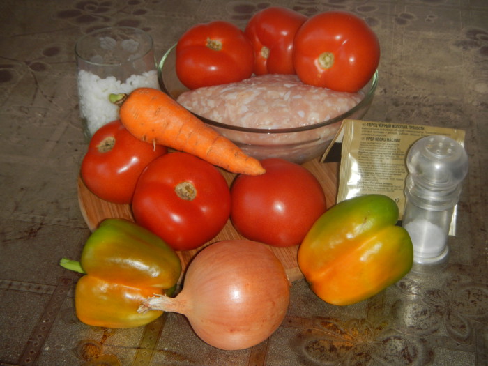 Фаршировані помідори фаршем і рисом в духовці