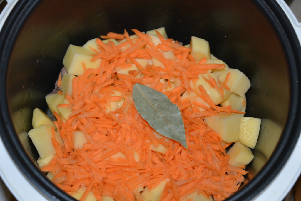 Додаємо моркву і лавр