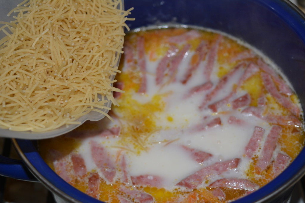 Сирний суп з вермішеллю і ковбасою