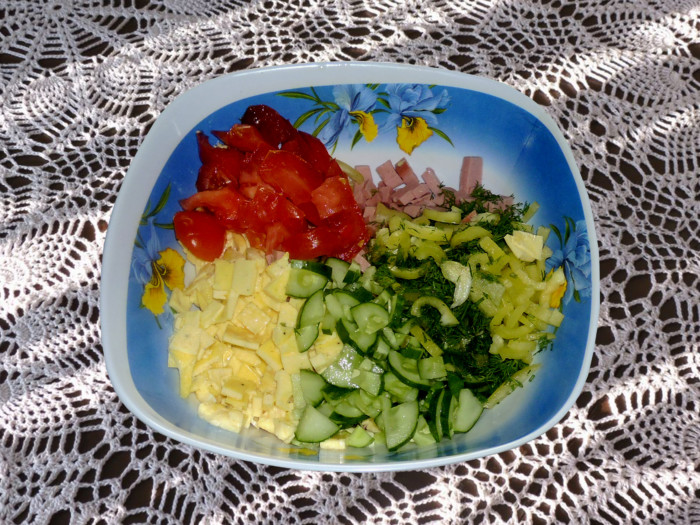 Сметанний салат з омлетом, ковбасою, огірком і перцем