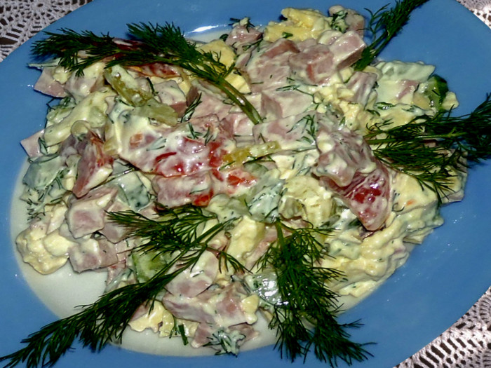 Сметанний салат з омлетом, ковбасою, огірком і перцем