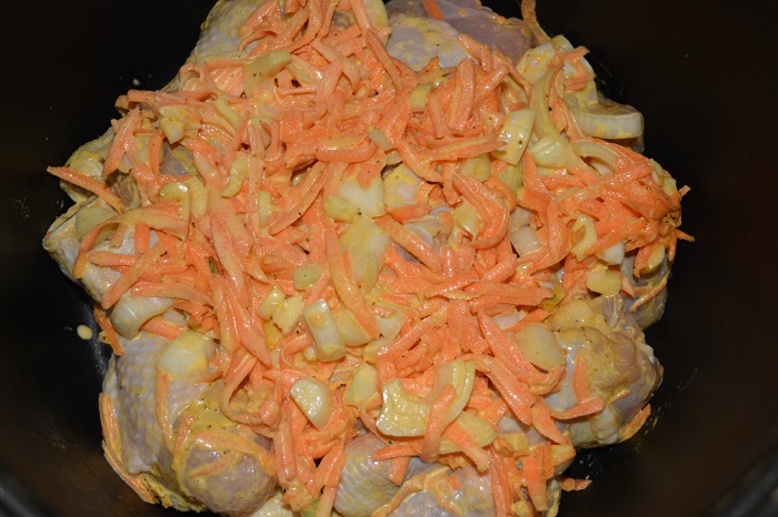 Курячі гомілки в мультиварці, з овочами і соусом