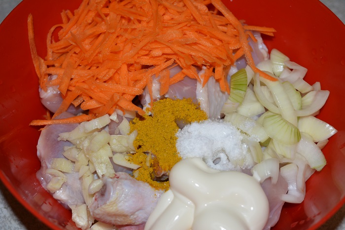 Курячі гомілки в мультиварці, з овочами і соусом