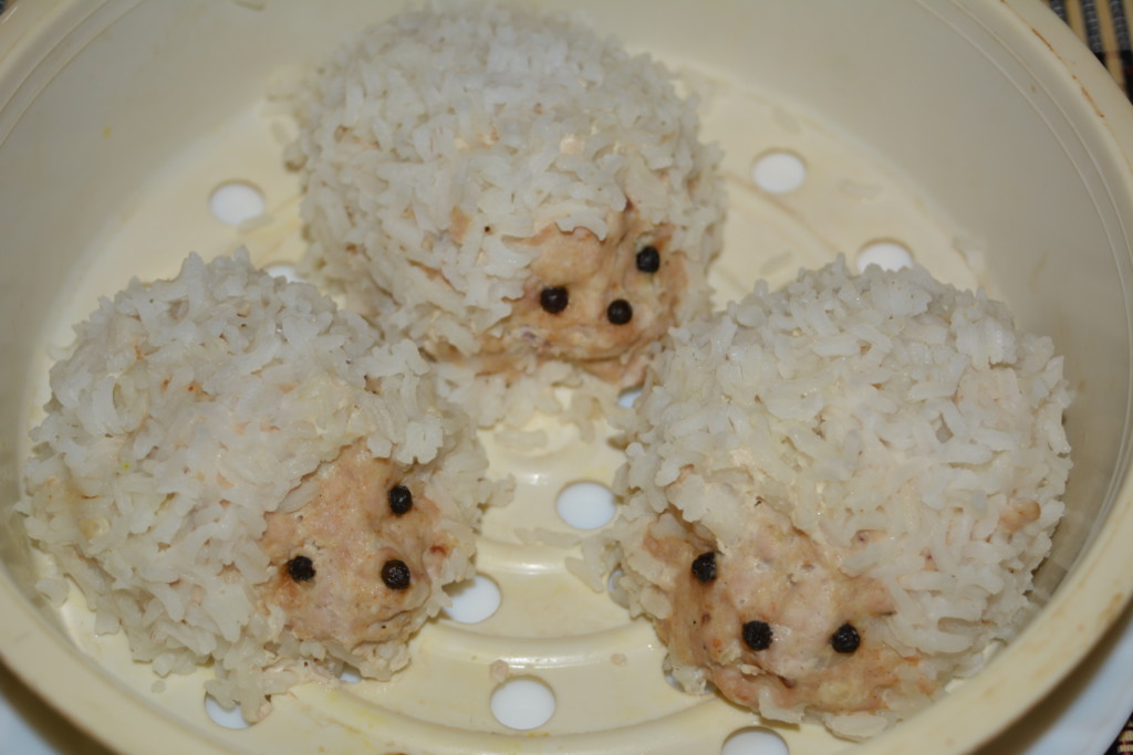 Смачні їжачки з фаршу з рисом в мультиварці на пару