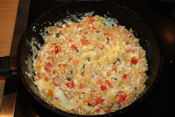 Омлет в лаваші з сиром, цибулею і перцем - смачні домашні роли з лаваша