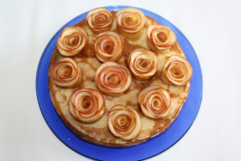 Готовий млинцевий пиріг з трояндами
