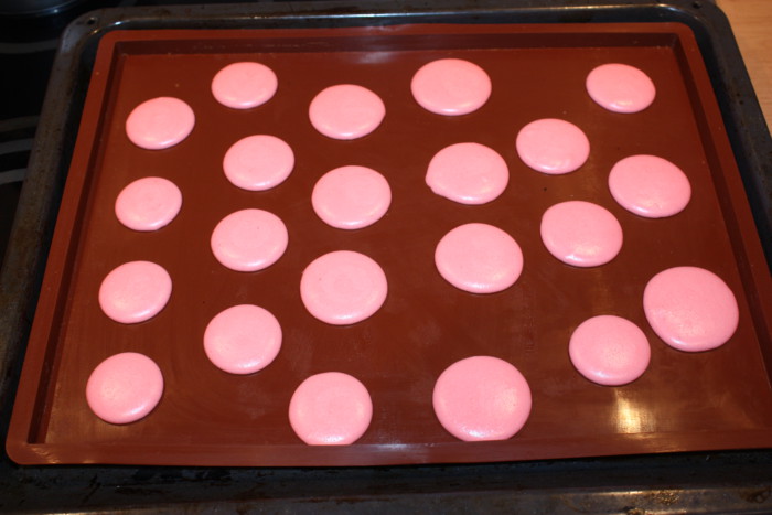 Рожеве французьке тістечко макаронів