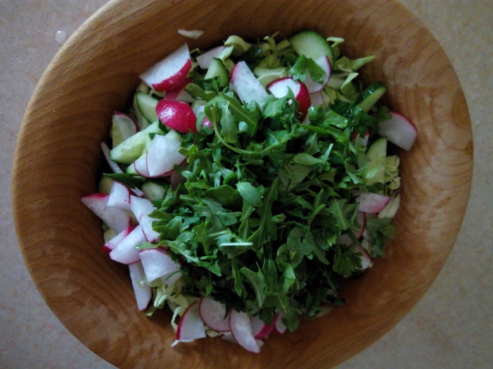 Салат з руколою і овочами