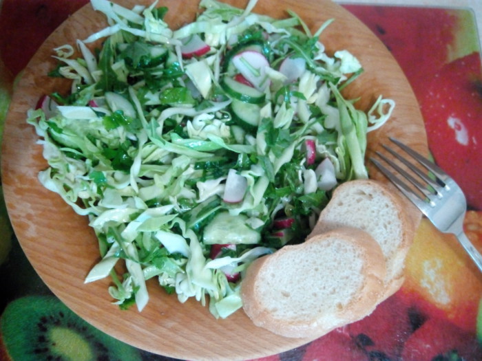 Салат з руколою, огірками, капустою і редькою