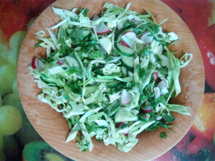 Салат з руколою, огірками, капустою і редькою