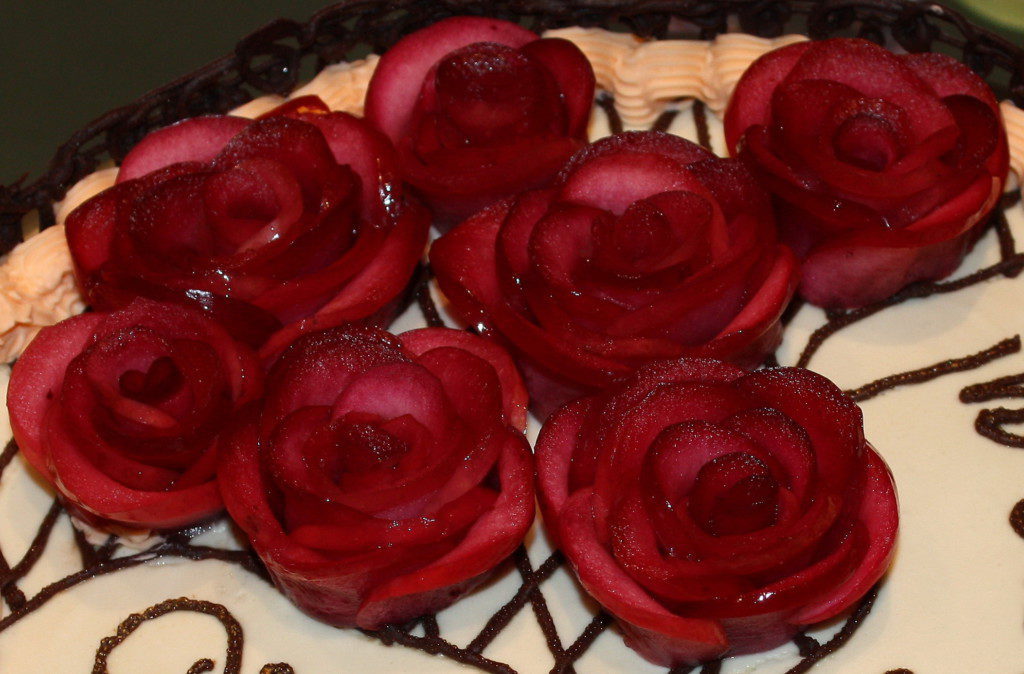 Прикраса з троянд на торті