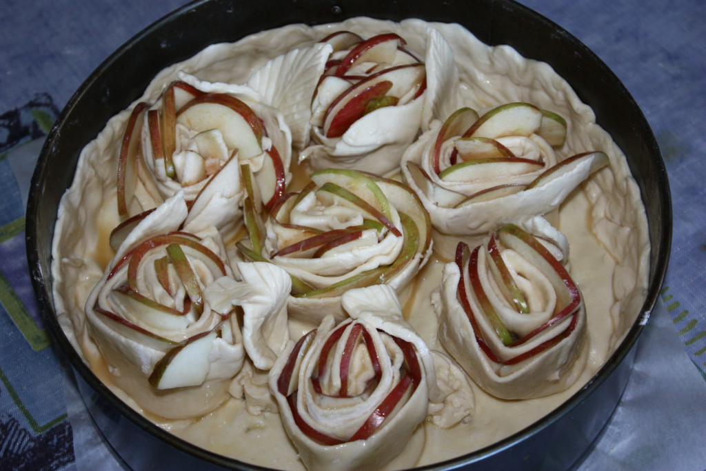 Яблучні троянди з листкового тіста - простий і швидкий яблучний пиріг
