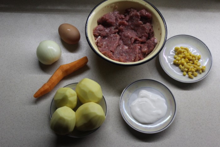 Тефтелі в духовці запечені з картоплею і овочами