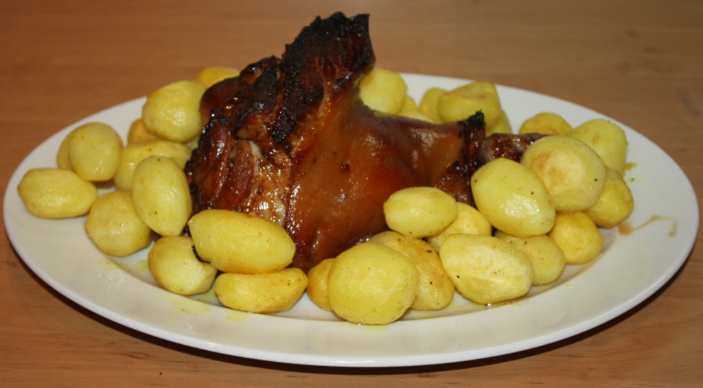Рулька свиняча запечена в духовці по-чеськи