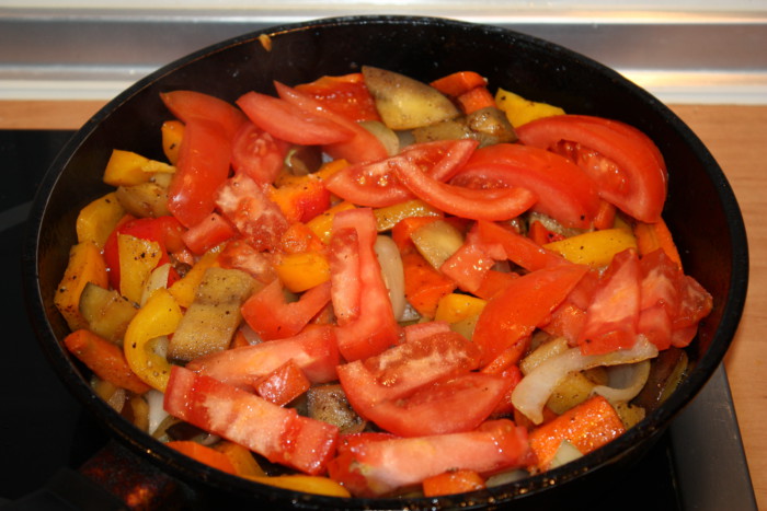 Пекучий гарячий овочевий салат з баклажанами