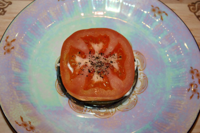 Холодна закуска з баклажанів з помідорами і моцарелою