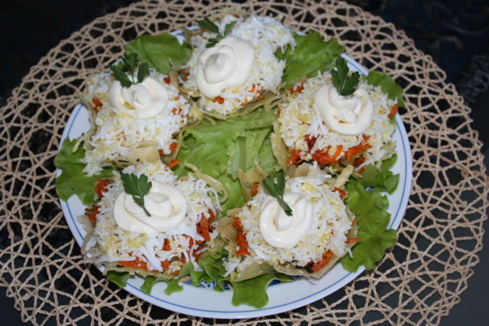 Грибний салат в сирних кошиках