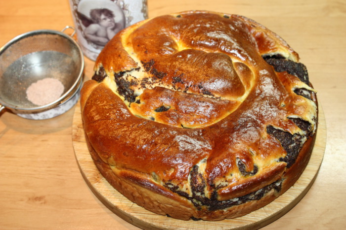 Маковий пиріг-равлик з дріжджового тіста
