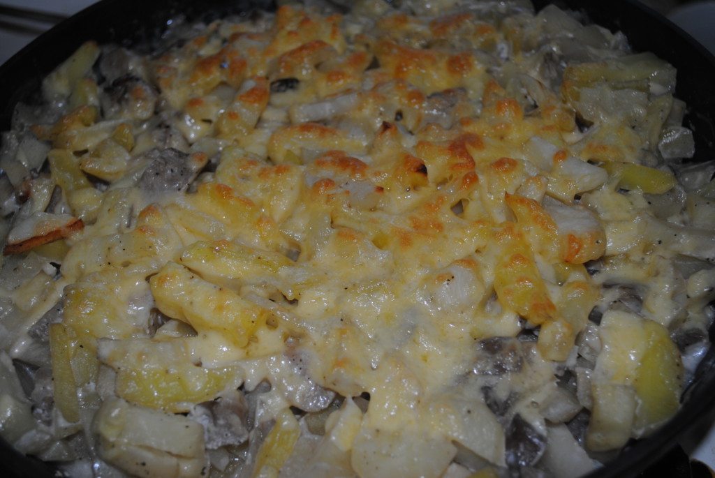 Запечена картопля з грибами та сиром