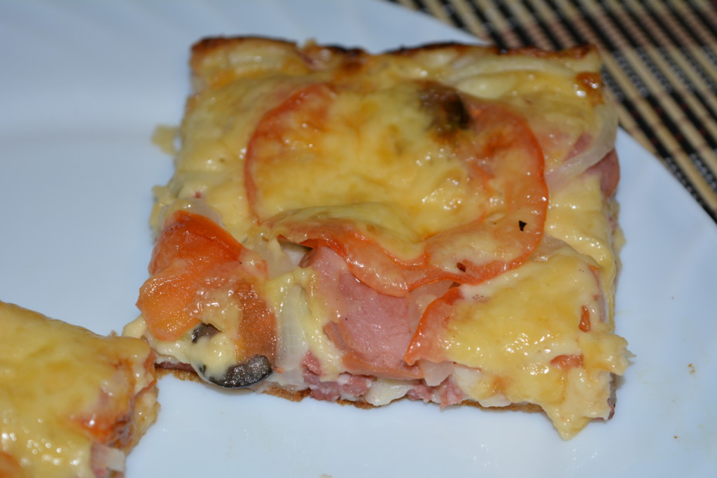 Подвійна домашня піца з ковбасою і грибами