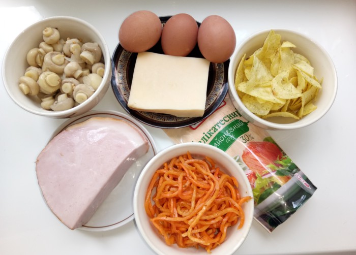 Листковий салат з шинкою, грибами, яйцями, чіпсами і корейської морквою
