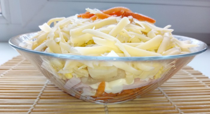 Листковий салат з шинкою, грибами, яйцями, чіпсами і корейської морквою
