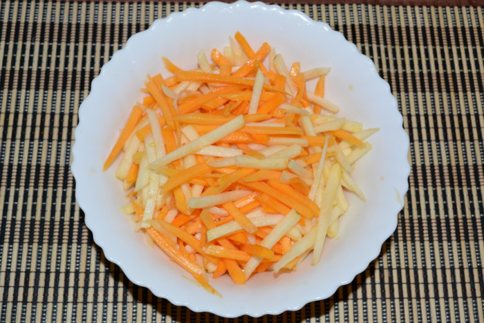 Салат з гарбуза з яблуком і родзинками під апельсиновим соусом