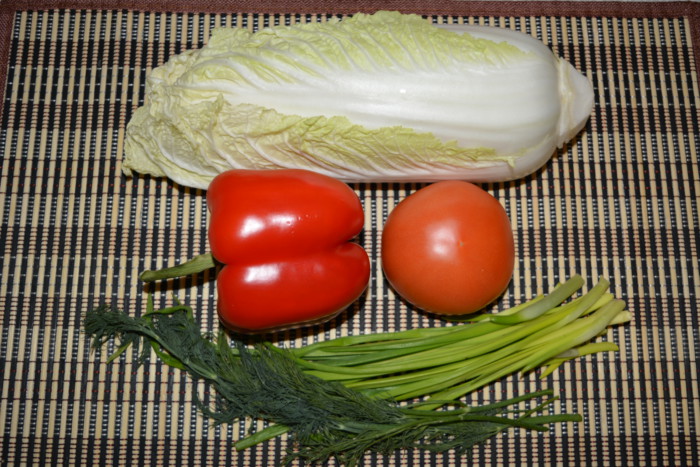 Салат з пекінської капусти з перцем і помідорами