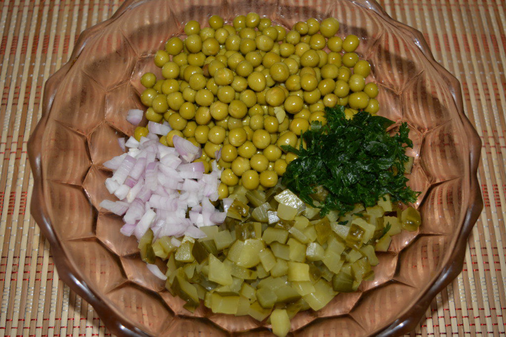 Салат з маринованих огірків