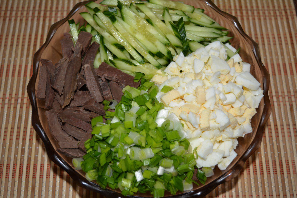 Салат з яловичого серця з огірком і яйцем