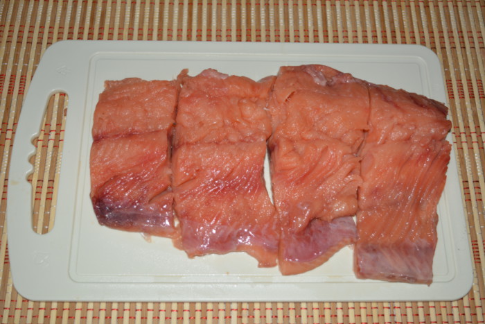 Червона риба в клярі на сковороді